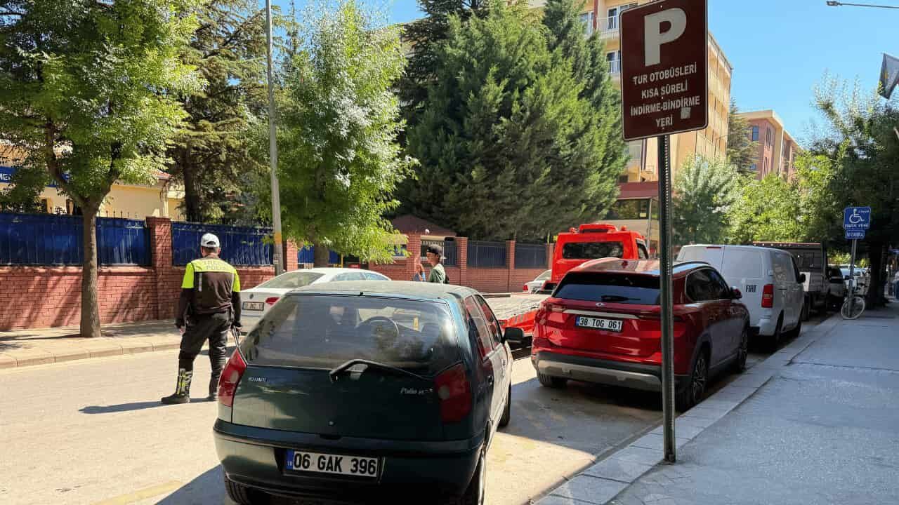 tur otobuslerine ayrilan alana park eden araclar ceza kesildi